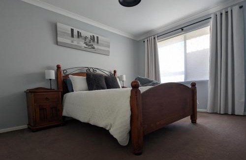 Vasse House | Spacious 4x2 Southwest Gem Perfect for Two Families, Steps from Top Attractions with Fun Spaces for Kids, separate areas for Adults and Big Savings