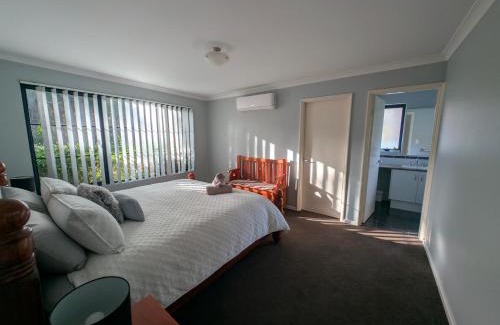 Vasse House | Spacious 4x2 Southwest Gem Perfect for Two Families, Steps from Top Attractions with Fun Spaces for Kids, separate areas for Adults and Big Savings