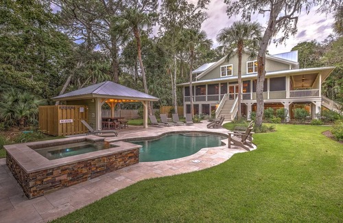 Oceanside House | Spacious 5 bed Cottage with Private Pool and Hot Tub, 5 min walk to beach