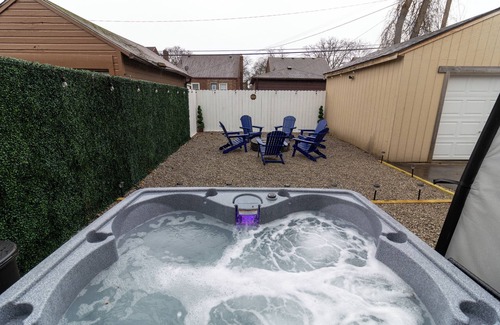 Detroit House | Spacious 5-BD Large Group Retreat w/Hot Tub & Fire Pit in heart of Detroit