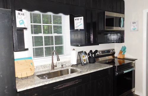 Forest Park House | Spacious 5-bdrm for Families, WorkCrews, Large Groups,& Sport Teams near Airport