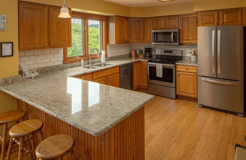 The Galena Territory House | Spacious 5-bdrm house in lovely Galena w/hot tub, screened porch fitness room