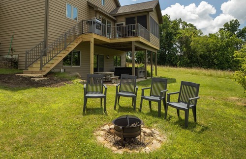 The Galena Territory House | Spacious 5-bdrm house in lovely Galena w/hot tub, screened porch fitness room