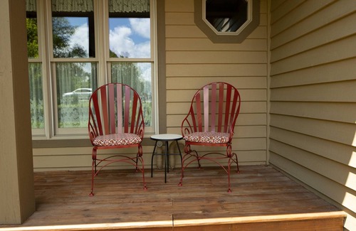The Galena Territory House | Spacious 5-bdrm house in lovely Galena w/hot tub, screened porch fitness room