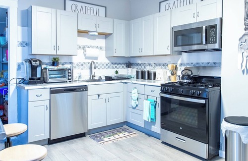 Cleveland House | Spacious 5-bdrm house close to Univ Circle, CWRU, VA, UH, Cleve Clinic & Museums