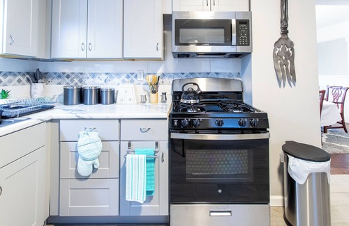 Cleveland House | Spacious 5-bdrm house close to Univ Circle, CWRU, VA, UH, Cleve Clinic & Museums