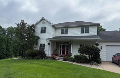 Butte Des Morts House | Spacious 5-bdrm house with WiFi, fitness room in amazing Oshkosh great for EAA!