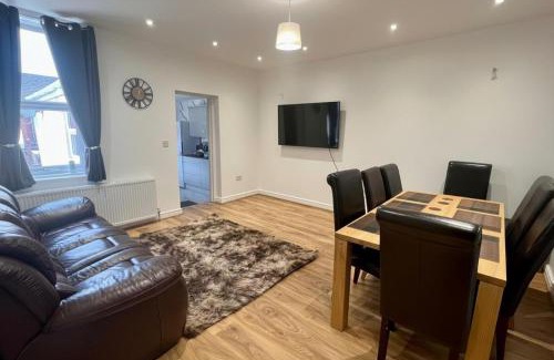 Newcastle-upon-Tyne Apartment | Spacious 5-Bed Retreat in Newcastle Perfect for Contractors & Teams!