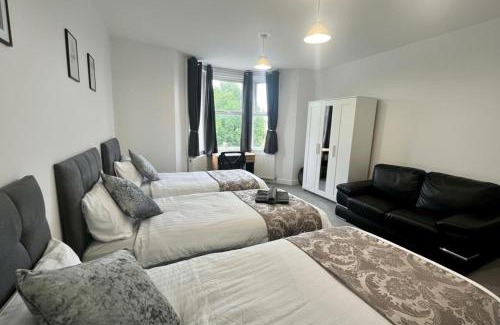 Newcastle-upon-Tyne Apartment | Spacious 5-Bed Retreat in Newcastle Perfect for Contractors & Teams!