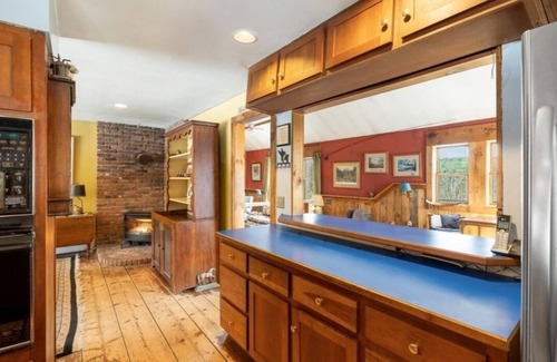 South Londonderry Cabin | Spacious 5-bedroom lodge in private South Londonderry with WiFi, AC