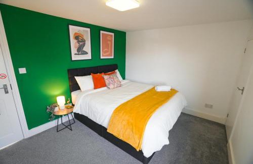 Crawley House | Spacious 5 Bed 3 Bath Gatwick House