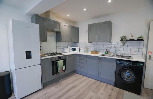 Crawley House | Spacious 5 Bed 3 Bath Gatwick House