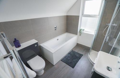 Crawley House | Spacious 5 Bed 3 Bath Gatwick House