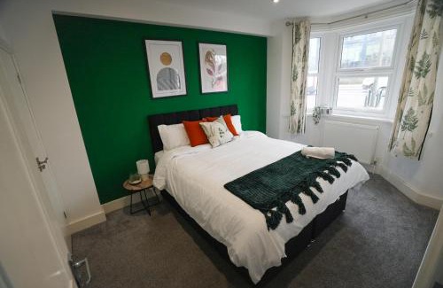 Crawley House | Spacious 5 Bed 3 Bath Gatwick House