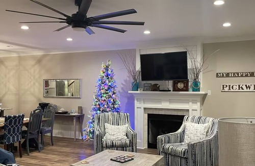 Iuka House | Spacious 5-bed/5 bath home with river view.