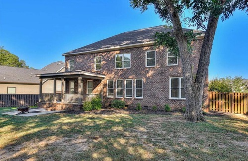 Martinez House | Spacious 5-bed fully furnished house in welcoming Evans with fitness room, WiFi