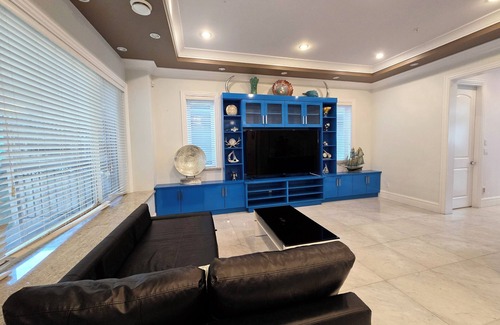 Fraserview House | Spacious 5 Bed Home with Spa & Wellness Amenities