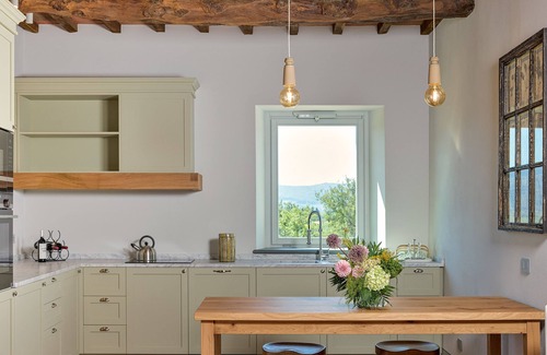 Le Bolle Villa | Spacious 5-Bedroom Retreat in Greve with A/C & Vineyard Views