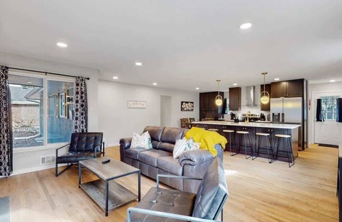 Southeast House | Spacious 5-Bed King Bed Ranch w/Basement, Smart TVs & Garage Near Light Rail