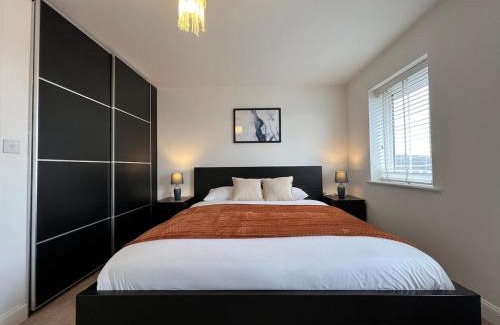 Dartford Apartment | Spacious 5 Bed, Sleeps 10 with Parking, Contractors & Family Haven