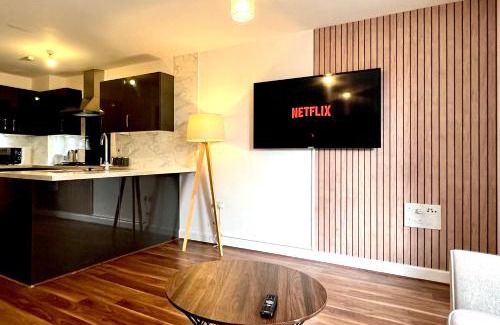Dartford Apartment | Spacious 5 Bed, Sleeps 10 with Parking, Contractors & Family Haven