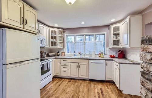 Ballpark House | Spacious 5-Bed Victorian Home with AC and WiFi in Enchanting Denver