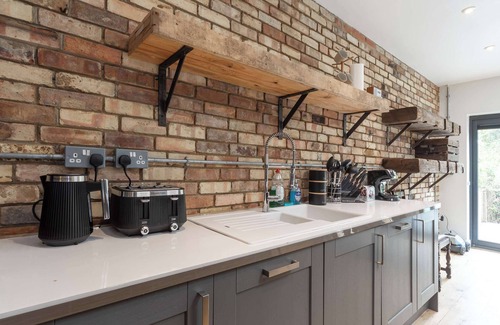 Furzedown House | Spacious 5 Bedroom Home with Garden in Tooting