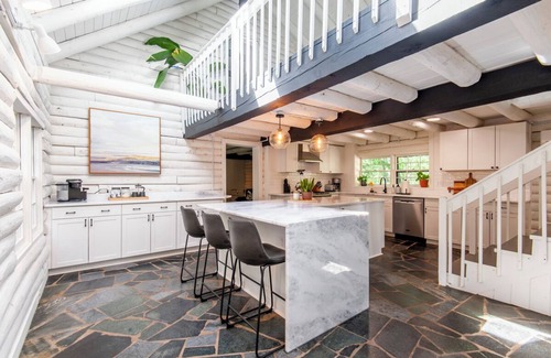 Mountain Valley Cabin | Spacious 5-bedroom Cabin on 12 acres close to Wineries/Breweries/Hiking