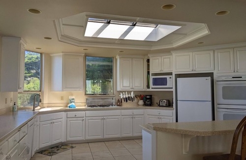 Bodega Bay House | Spacious 5-bedrm home:Ocean Views,hot tub,BBQ,pool & ping pong tables, fast wifi