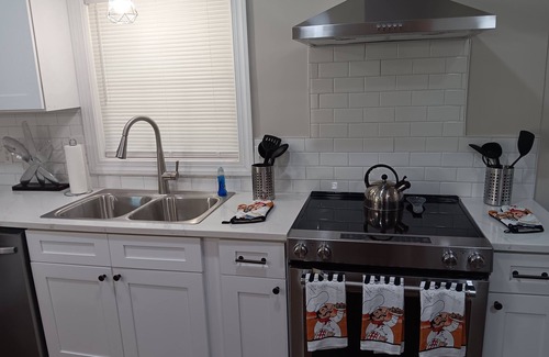 East Point House | Spacious 5-bedrm house in enchanting East Point with WiFi, AC. 4 mins to airport