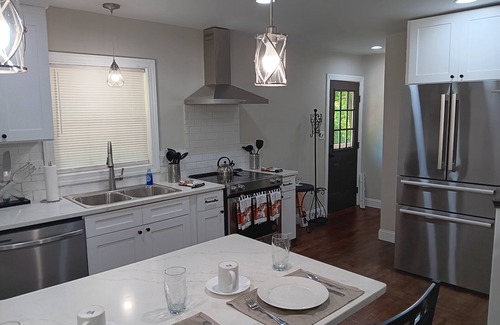 East Point House | Spacious 5-bedrm house in enchanting East Point with WiFi, AC. 4 mins to airport