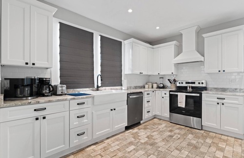 Tarpon Springs House | Spacious 5-bedroom historical house in downtown Tarpon Springs with WiFi, AC
