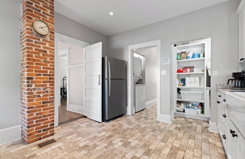 Tarpon Springs House | Spacious 5-bedroom historical house in downtown Tarpon Springs with WiFi, AC