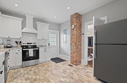 Tarpon Springs House | Spacious 5-bedroom historical house in downtown Tarpon Springs with WiFi, AC