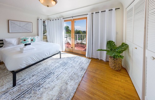 Carthay Circle House | Spacious 5-Bedroom Residence in Prestigious Beverlywood