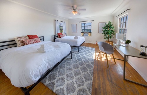 Carthay Circle House | Spacious 5-Bedroom Residence in Prestigious Beverlywood