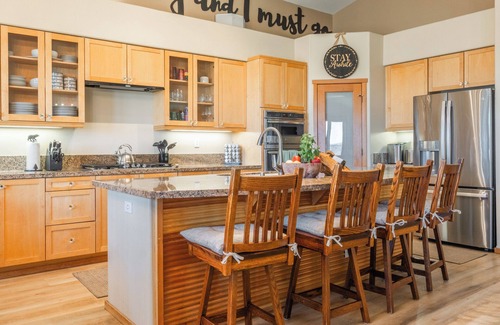 Mammoth Lakes House | Spacious 5 Bedroom Townhouse with/Black Pass Ski/Parking Passes!