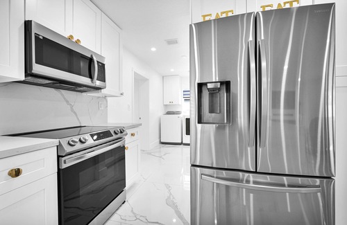 Miami Gardens House | Spacious 5-bedroom house in welcoming Miami Gardens with WiFi, AC