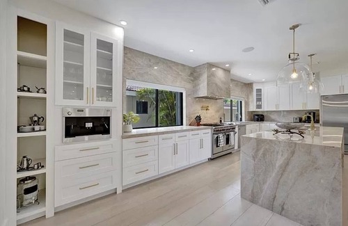 Pompano Beach House | Spacious 5-bedroom Mansion -Movie Theater, Sauna, Walk to the Beach!