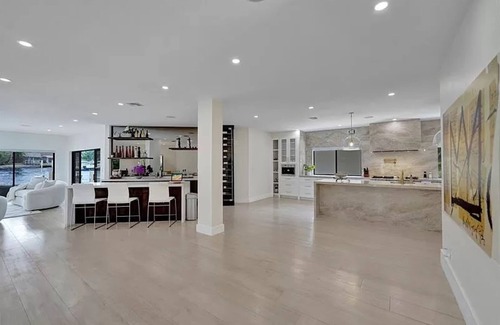 Pompano Beach House | Spacious 5-bedroom Mansion -Movie Theater, Sauna, Walk to the Beach!