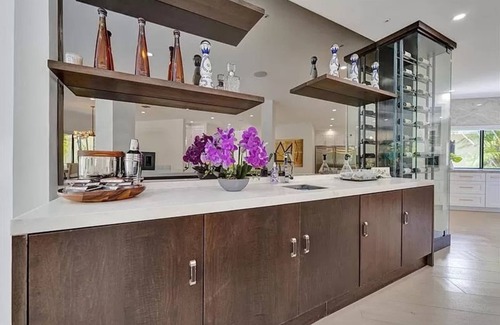 Pompano Beach House | Spacious 5-bedroom Mansion -Movie Theater, Sauna, Walk to the Beach!