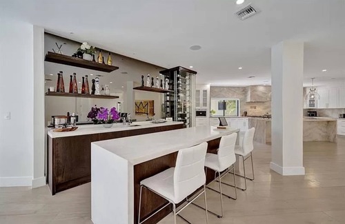 Pompano Beach House | Spacious 5-bedroom Mansion -Movie Theater, Sauna, Walk to the Beach!