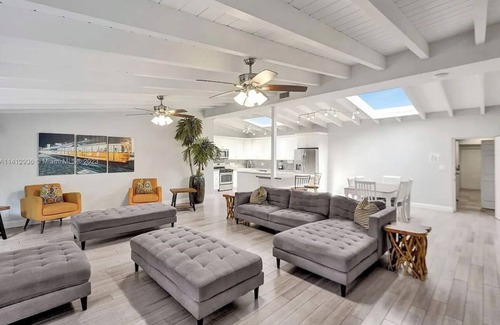 Pompano Beach House | Spacious 5-bedroom house in Pompano Beach with WiFi, AC, Lots of parking