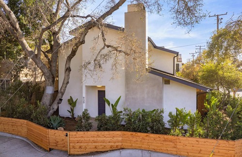 East Beach House | Spacious 5-bedroom Beach Home w/Spa, Sauna+ Game Room ~ Walk to the beach!