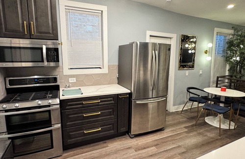 Pilsen House | Spacious 5-bedroom, 2.5 baths Coach House in East Pilsen with A/C and WIFI
