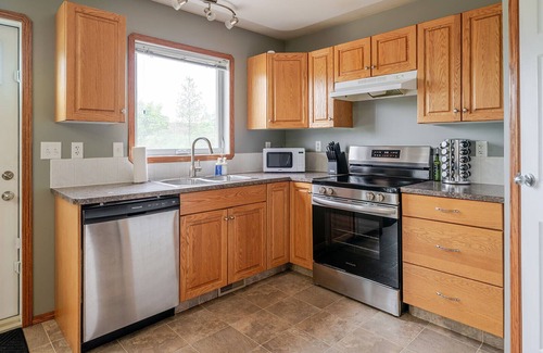 Red Deer House | Spacious 5 Bedroom - 2 Self Contained Suites - Work Crews Dream