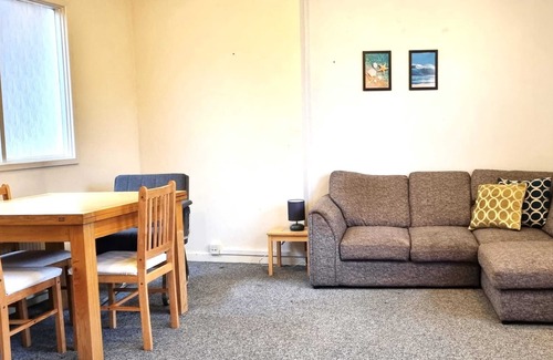 Swindon Apartment | Spacious 5 Bedroom 3 Bathroom Apartment - Pool Table - Heritage House
