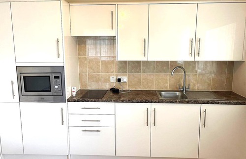 Swindon Apartment | Spacious 5 Bedroom 3 Bathroom Apartment - Pool Table - Heritage House