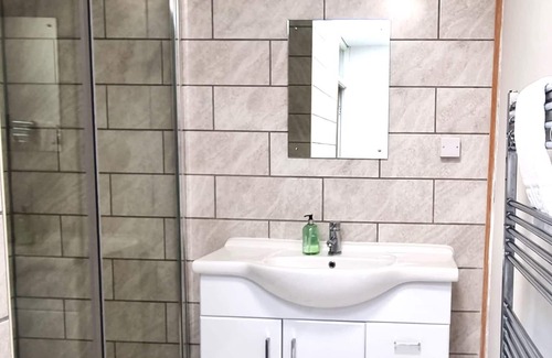 Swindon Apartment | Spacious 5 Bedroom 3 Bathroom Apartment - Pool Table - Heritage House
