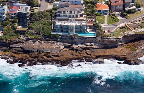 South Coogee Villa | Spacious 5-bedroom villa in fabulous South Coogee with fitness room